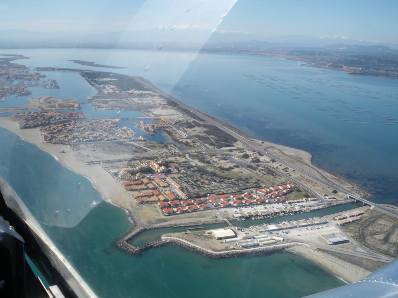 Vu complète Leucate le port, les huitres, le camp naturiste.